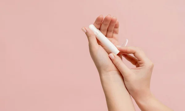 Utilisation d'un tampon hygiénique avec applicateur, illustration générique.