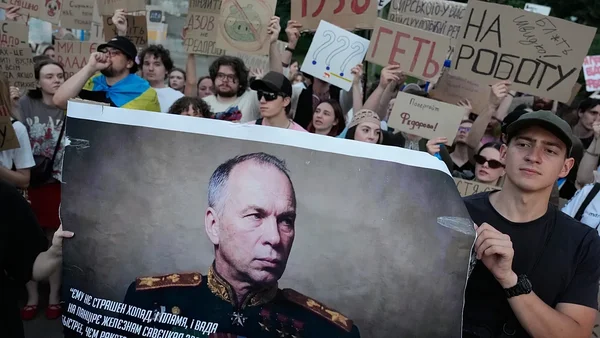 Manifestants en soutien au changement de commandement, avec un portrait du général Syrsky.