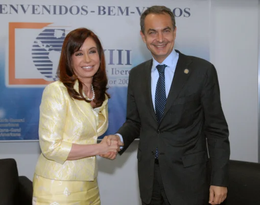 L'ancien président du gouvernement espagnol José Luis Zapatero serrant la main de la présidente argentine Cristina Fernández de Kirchner lors du Sommet ibéro-américain de 2008.