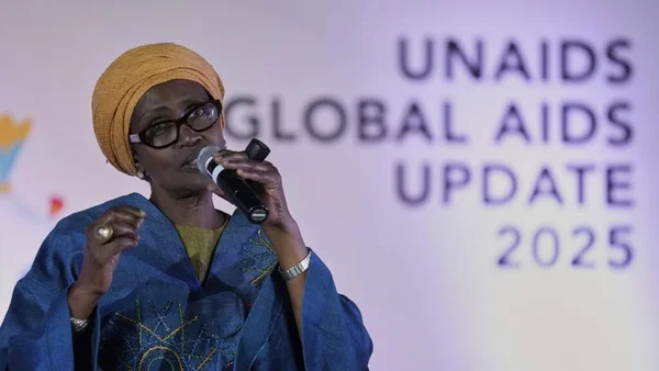 Une intervenante s'exprime lors de la présentation du rapport mondial de l'ONUSIDA sur le sida en 2025.