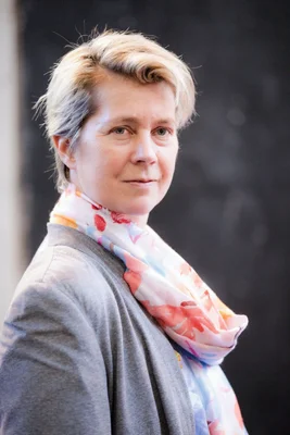Sandrine Collette, prix Goncourt des lycéens, dans un portrait aux tons chauds.