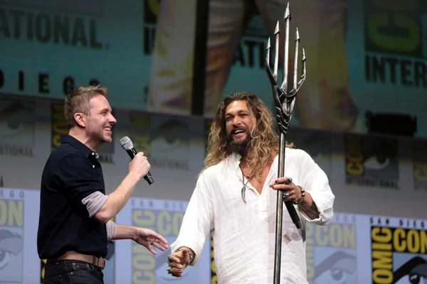 Chris Hardwick et Jason Momoa au Comic-Con de San Diego en 2017, Momoa brandissant un trident.
