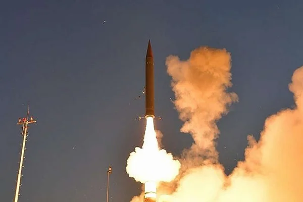 Lancement d'un missile, représentant le type de missile intercepteur développé dans le cadre du projet Bliksem EXO.