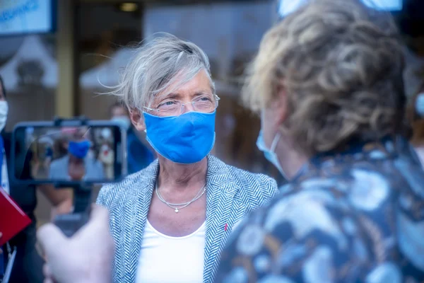 Élisabeth Borne, filmée lors d'une conversation dans l'hémicycle.