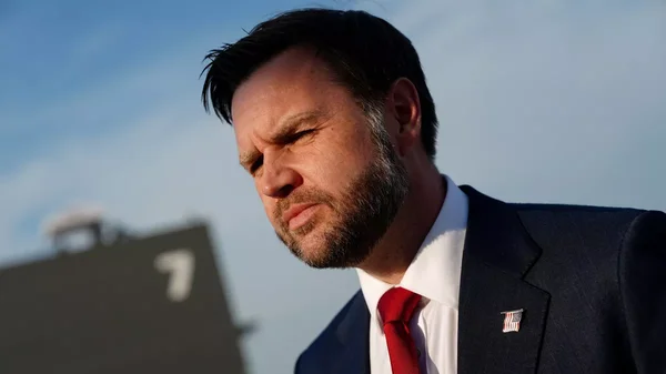 J.D. Vance, négociateur malgré lui de la paix avec l'Iran, photographié en extérieur.