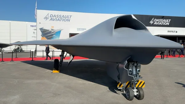 Le drone de combat furtif de Dassault exposé sur le tarmac.