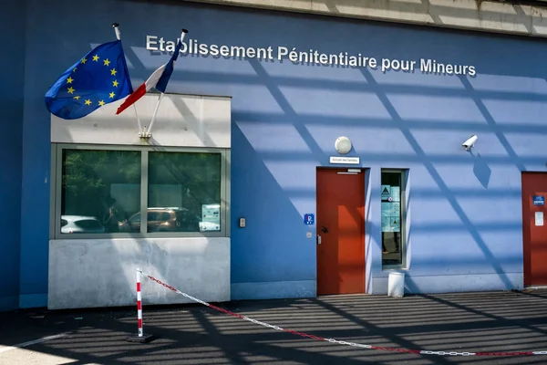 Entrée de l'Établissement Pénitentiaire pour Mineurs de Porcheville.