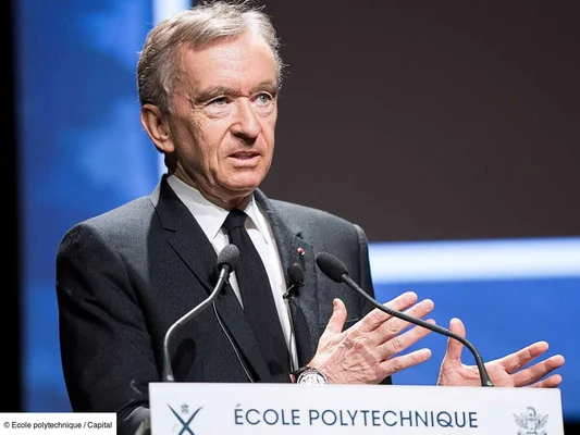 Bernard Arnault s'exprimant à l'École polytechnique.