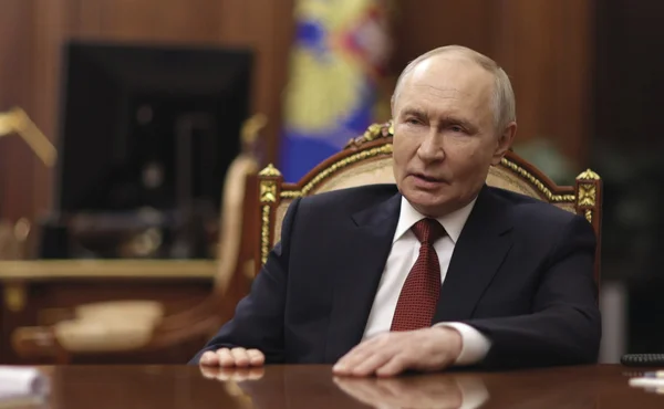 Portrait d'un responsable russe dans son bureau, illustrant la crise politique liée à la pénurie de carburant.