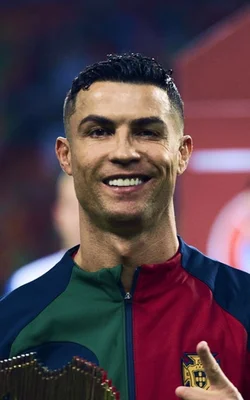 Cristiano Ronaldo souriant en survêtement du Portugal.