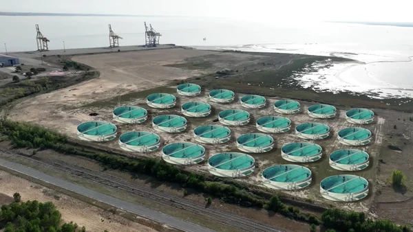 Vue aérienne de l'usine Pure Salmon au Verdon-sur-Mer, avec ses bassins de traitement circulaires.
