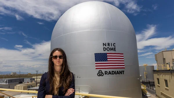Représentante de Radiant devant le dôme NRIC, site de démonstration de mini-réacteurs nucléaires dans l'Idaho.