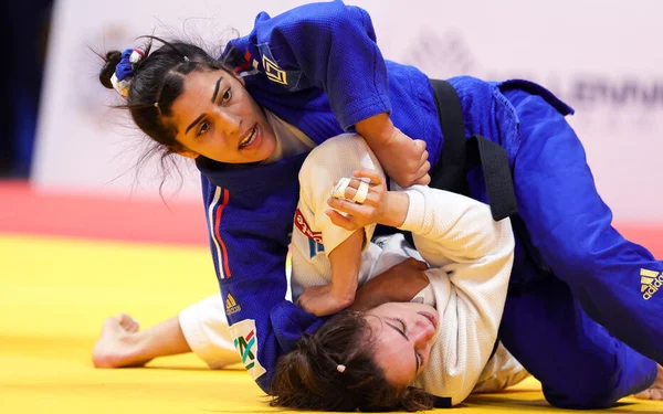 Combat de judo entre deux concurrentes lors d'une compétition.