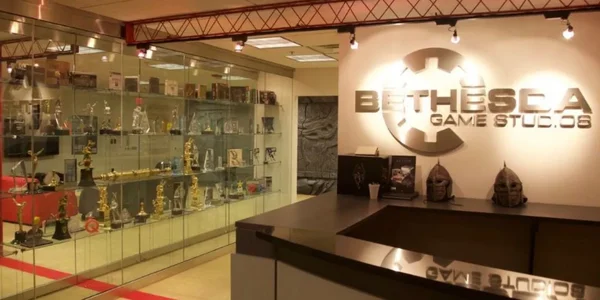 Hall d'accueil des studios Bethesda avec trophées et récompenses.