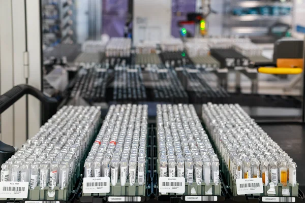 Des échantillons biologiques sur une chaîne automatisée de laboratoire d'analyses médicales.