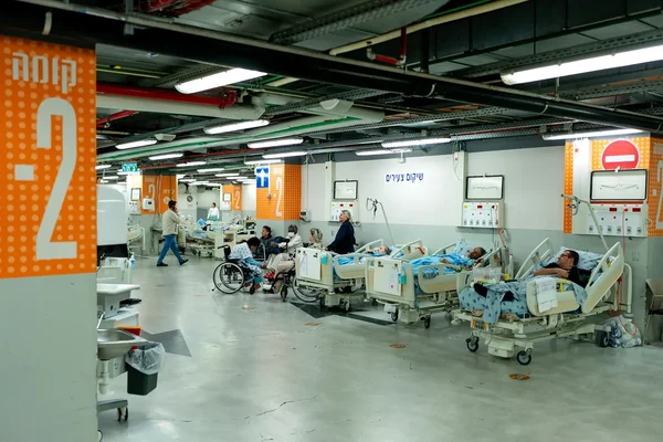 Parking souterrain de l'hôpital Ichilov à Tel-Aviv transformé en hôpital de campagne pour faire face aux menaces iraniennes.