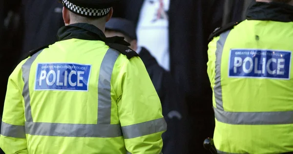 Des policiers de la police du Grand Manchester en tenue de service.