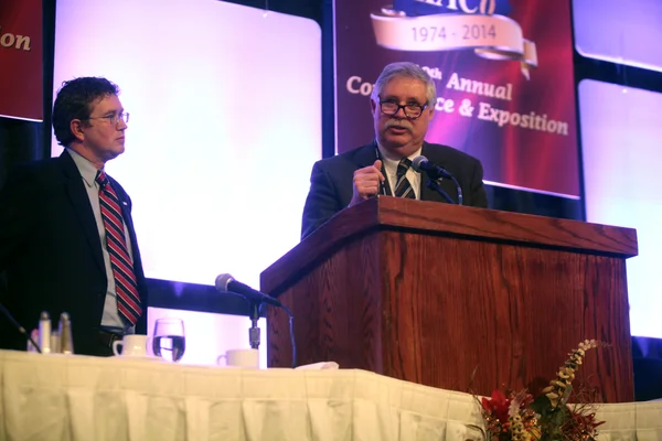Le représentant Thomas Massie prenant la parole lors de la conférence annuelle de l'Association des comtés du Kentucky à Lexington.