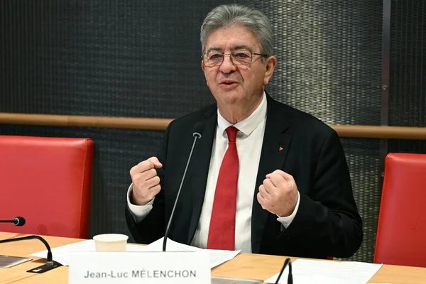 Jean-Luc Mélenchon s'exprimant lors d'une conférence de presse.