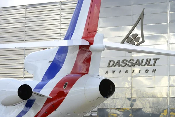Avion d'affaires Dassault Aviation stationné devant le siège de l'entreprise.