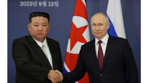 Kim Jong-un et Vladimir Poutine échangeant une poignée de main lors d'une rencontre officielle.