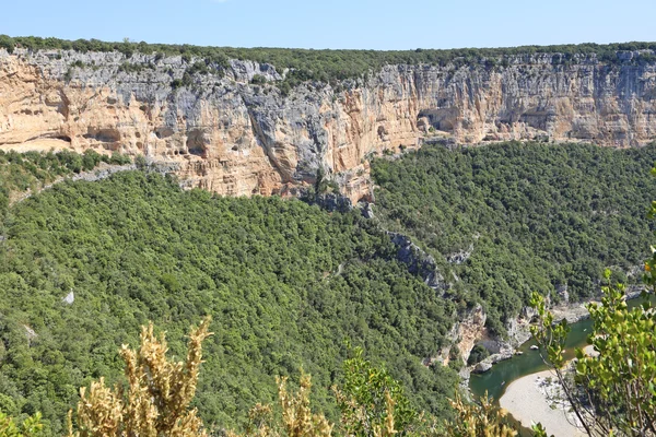 Les gorges de l'Ardèche, paysage emblématique du département.