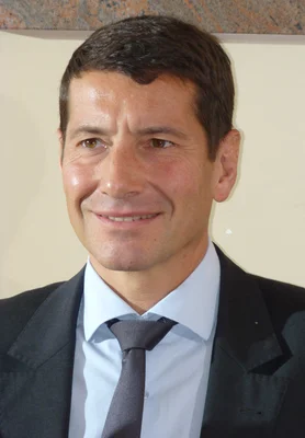 Portrait officiel de David Lisnard, maire de Cannes et figure des Républicains.