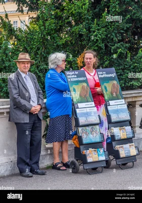 Témoins de Jéhovah avec présentoirs à brochures à Vienne (Autriche).