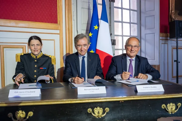 Laura Chaubard, Bernard Arnault et Frédéric Oudéa officialisant le don de 50 millions d'euros à l'École polytechnique.