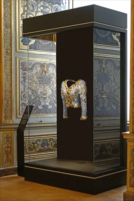 Veste de soirée Yves Saint Laurent (1990) exposée dans la Galerie d'Apollon du Louvre.