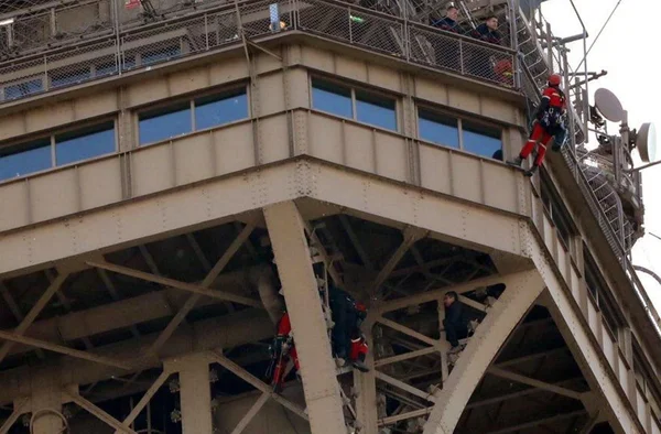 Intervention des pompiers sur la tour Eiffel pour maîtriser un individu ayant escaladé la structure.