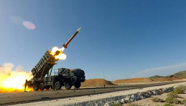 Tir de missile depuis un lanceur multiple, illustration de la défense antimissile balistique.