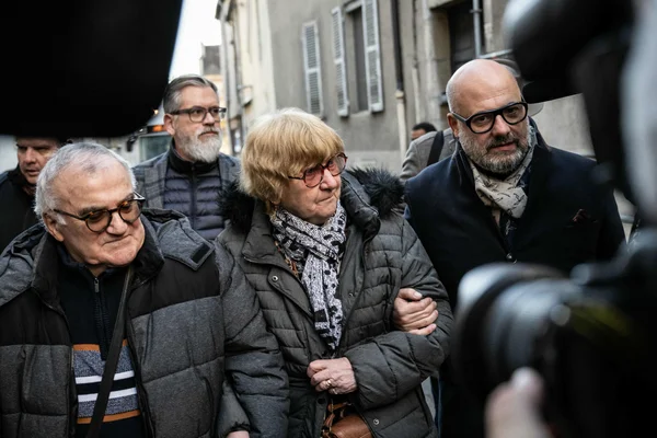 Jacqueline Jacob, grand-tante de Grégory, quittant une audience entourée de journalistes.
