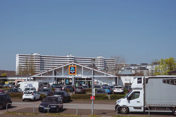 Un supermarché ALDI à Saarbrücken-Folsterhöhe, en Allemagne, avec son architecture caractéristique.