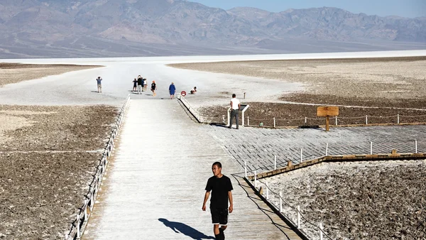 Des touristes arpentent les salines de Badwater Basin dans la Vallée de la Mort, où les températures ont dépassé les 52°C.