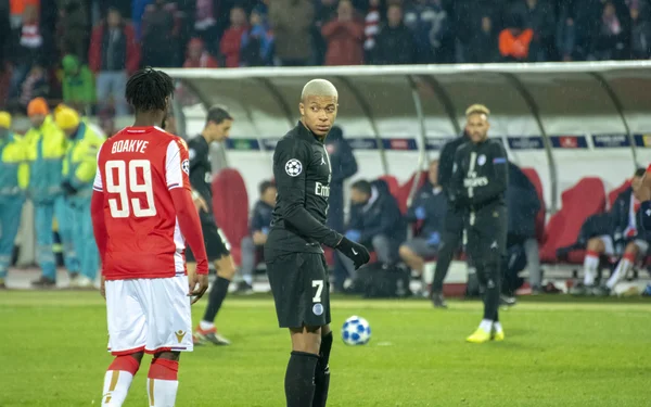Kylian Mbappé en action sur un terrain de football.