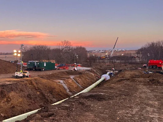 Travaux de réparation du pipeline Keystone au Kansas, avec engins de chantier et pipeline dans une tranchée.