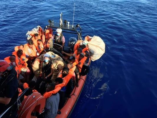 Sauvetage de migrants au large de Lampedusa.