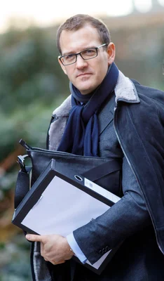 Daniel Kretinsky, golden boy tchèque, photographié en extérieur.