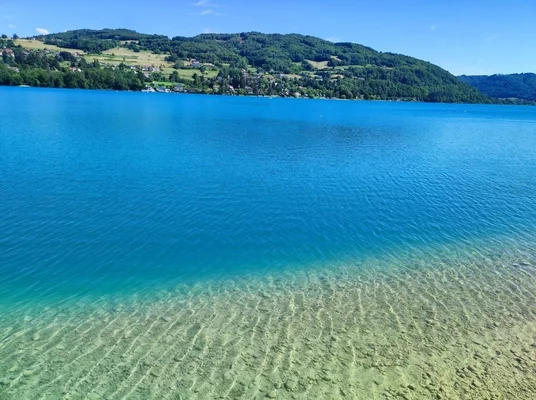 Le lac de Paladru dévoile ses eaux cristallines et son cadre idyllique de collines verdoyantes.