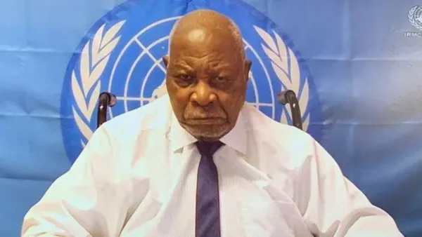 Félicien Kabuga, lors d'une comparution par vidéoconférence devant le Mécanisme international, vêtu d'une chemise blanche et d'une cravate.