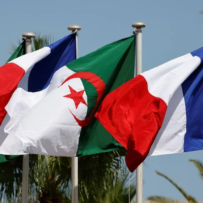 Drapeaux français et algérien flottant côte à côte.