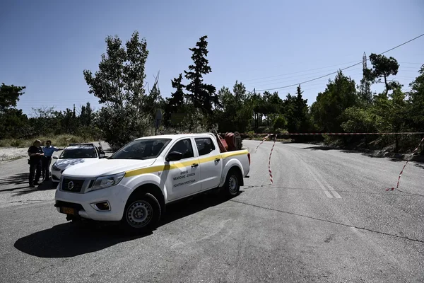 Un véhicule blanc garé près d'une zone de sécurité à Thessalonique, après les attentats.