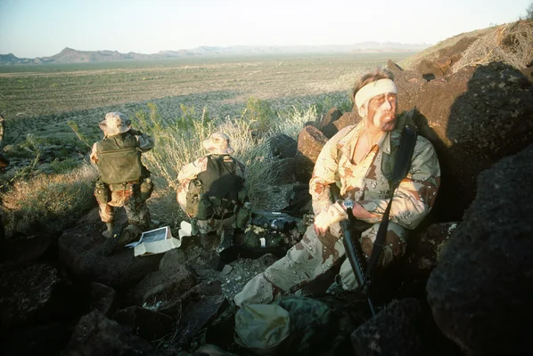 Équipe de SEAL en tenue de camouflage désertique lors de l'exercice QUICK FORCE 84-3.