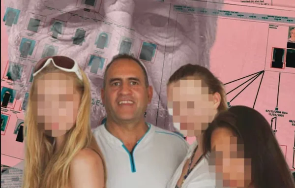 Daniel Siad posant avec trois femmes anonymisées devant un tableau de présentation.