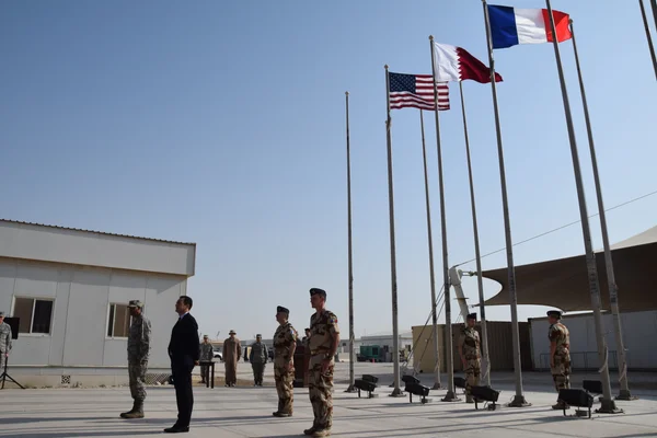 Levée du drapeau français le 14 juillet 2016 à la base d'Al Udeid, Qatar, en hommage aux victimes du terrorisme.