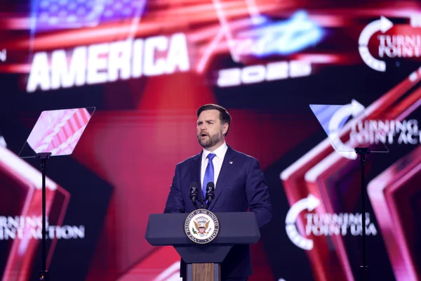 Le vice-président J. D. Vance s'exprimant lors de l'AmericaFest 2025 à Phoenix, Arizona.
