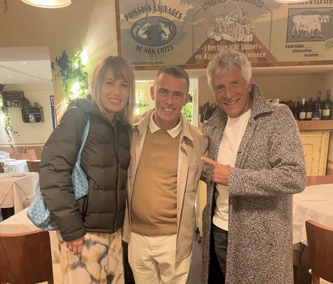 Nagui et Mélanie Page attablés dans un restaurant à Antibes.