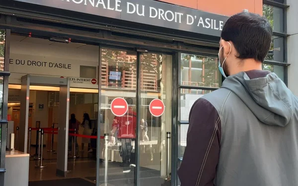 Entrée de la Cour nationale du droit d'asile (CNDA), illustration des procédures d'asile.