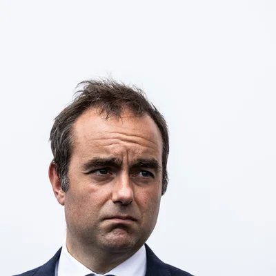 Portrait rapproché de Sébastien Lecornu sur fond blanc.